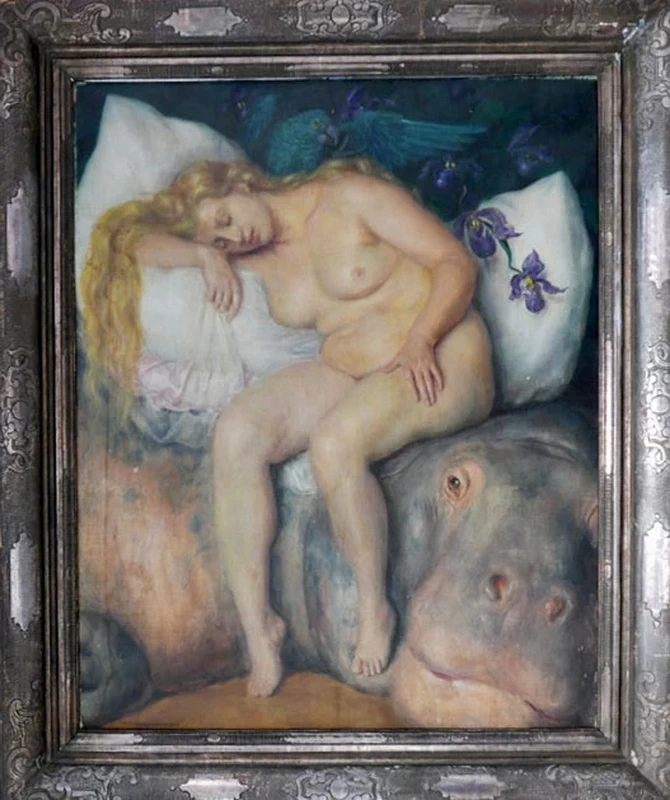 Donna nuda dormiente sul divano